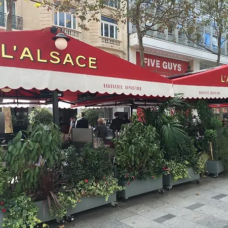 In Champs Elysees Area דירה